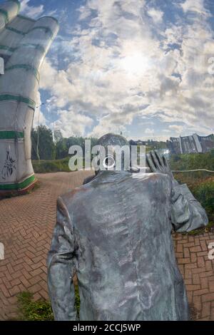 Una vista privata di Kevin Atherton, una scultura che si affaccia sulla baia di Cardiff, nel Galles del Sud Foto Stock