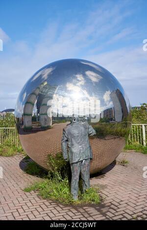 Una vista privata di Kevin Atherton, una scultura che si affaccia sulla baia di Cardiff, nel Galles del Sud Foto Stock