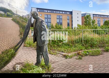 Una vista privata di Kevin Atherton, una scultura che si affaccia sulla baia di Cardiff, nel Galles del Sud Foto Stock