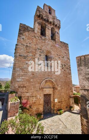 Chiesa di Sant Julia nella città di Rabos, provincia di Girona, Spagna Foto Stock