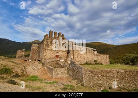 Sant Quirze de Colera è un monastero benedettino di Rabos, Catalogna, Spagna. Foto Stock