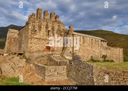 Sant Quirze de Colera è un monastero benedettino di Rabos, Catalogna, Spagna. Foto Stock