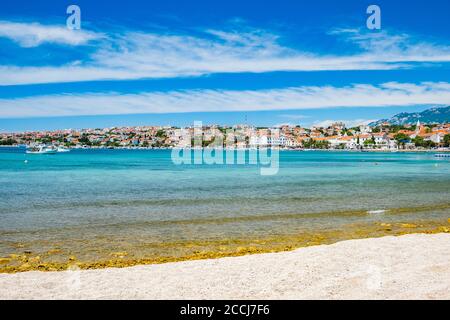 Lungomare e spiaggia nella città di Novalja sull'isola di Pag, Croazia, mare turchese in primo piano Foto Stock