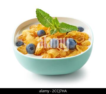 ciotola di fiocchi di mais con latte e mirtilli isolati su sfondo bianco Foto Stock