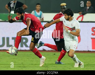 Cairo, Egitto. 22 agosto 2020. Marwan Mohsen (L) di al-Ahly compete durante una partita di calcio egiziana della Premier League tra Zamalek e al-Ahly al Cairo, Egitto, 22 agosto 2020. Credit: Ahmed Gomaa/Xinhua/Alamy Live News Foto Stock