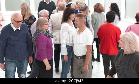 gruppo di persone anziane che discutono all'interno Foto Stock