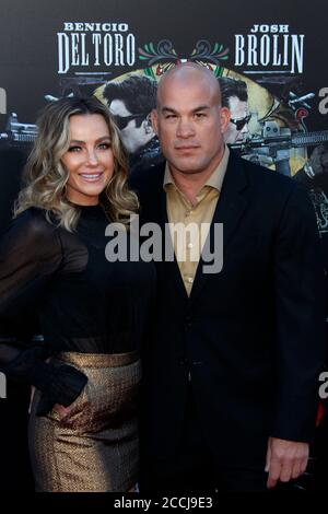 LOS ANGELES - GIU 26: Amber Nicole Miller, Tito Ortiz al Sicario: Giornata della Premiere Soldado al Teatro Village il 26 giugno 2018 a Westwood, CA Foto Stock