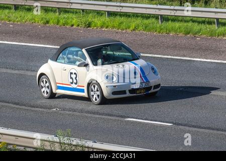 2007 beige VW Volkswagen Beetle Luna 102Ps; veicoli in movimento per il traffico veicolare, auto da rally che guidano veicoli su strade del Regno Unito, motori, motori sulla rete autostradale M6. Foto Stock