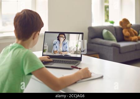 Formazione online. Formazione remota. Scuola domestica. Distanza sociale durante la quarantena, autoisolamento. Foto Stock