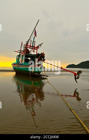 Colorata barca da pesca in legno ormeggiata sulla spiaggia bassa tide.colorful Foto Stock