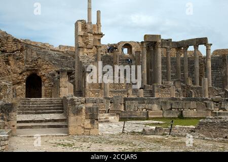 Thugga Tunisia, vista dell'anfiteatro romano con i turisti in file superiori Foto Stock