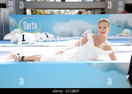 LOS ANGELES - GIU 19: Anna Camp al Serta Mattress Nationwide Instagram Sweepstakes lancio a Hollywood e Highland il 19 giugno 2018 a Los Angeles, California Foto Stock