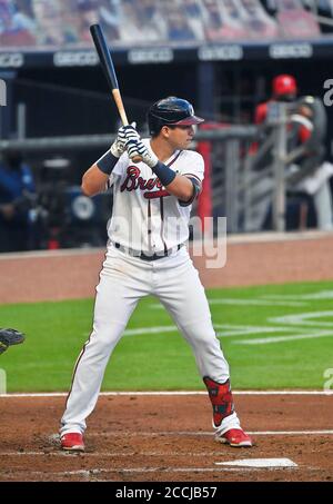 Atlanta, Stati Uniti. 22 agosto 2020: Austin Riley attende un campo mentre al pipistrello durante il secondo assottigliamento di una partita di MLB contro i Phillies al Truist Park di Atlanta, Georgia. Austin McAfee/CSM Credit: CAL Sport Media/Alamy Live News Foto Stock