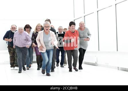 un gruppo di anziani si preparano a correre. lunghezza completa Foto Stock