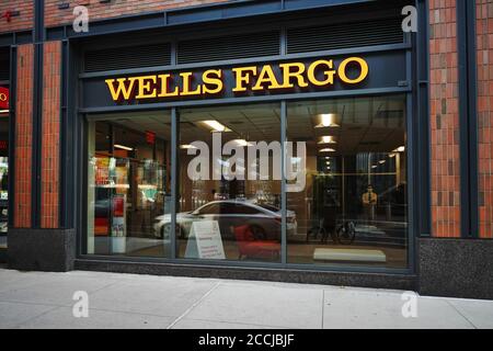 New York, Stati Uniti. 21 Agosto 2020. Wells Fargo filiale nella zona di Midtown di New York City. Credit: SOPA Images Limited/Alamy Live News Foto Stock