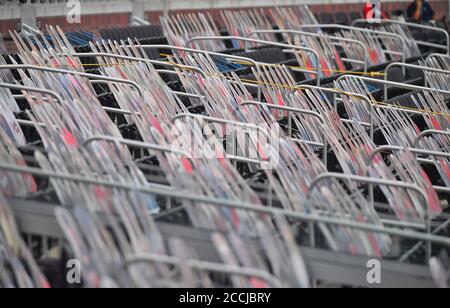 Atlanta, Stati Uniti. 22 agosto 2020: Taglio di carboard dei tifosi riempire i posti di una partita di MLB tra i Phillies e Braves al Truist Park di Atlanta, GA. Austin McAfee/CSM Credit: CAL Sport Media/Alamy Live News Foto Stock