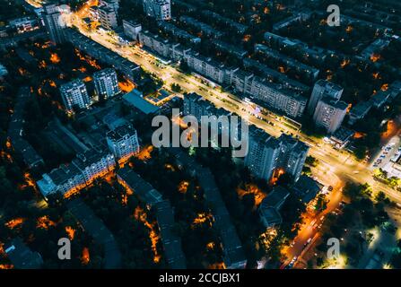 Foto della bellissima città dopo il tramonto, le luci della città, foto sgranata. Foto Stock