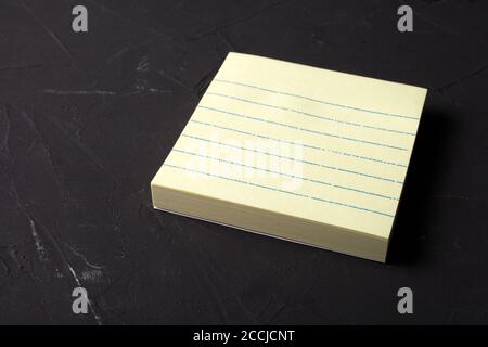 biglietti da visita vuoti gialli su sfondo nero scuro Foto Stock