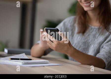 Primo piano di una giovane donna che usa il moderno gadget smartphone Foto Stock