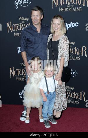 LOS ANGELES - OTT 29: Beverley Mitchell, Michael Cameron, Hutton Michael Cameron, Kenzie Cameron al Nutcracker e la prima dei quattro Regni al Dolby Ballroom il 29 ottobre 2018 a Los Angeles, California Foto Stock