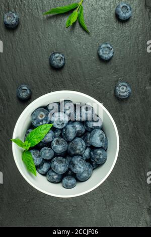 Selezione di fragole di frutta mirtilli e lamponi su un cibo plater e ciotola che mostrano una sana scelta di cibo Foto Stock