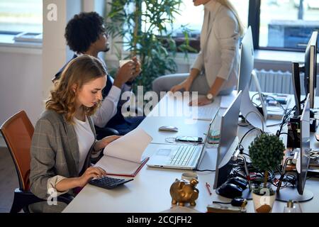 Giovane contabile che lavora su documenti in ufficio Foto Stock