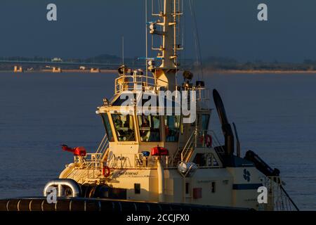 Il Tung svitzer avon in uscita per raccogliere il RoRo Fargo Foto Stock