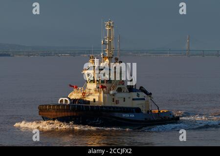 Il Tung svitzer avon in uscita per raccogliere il RoRo Fargo Foto Stock