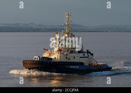 Il Tung svitzer avon in uscita per raccogliere il RoRo Fargo Foto Stock