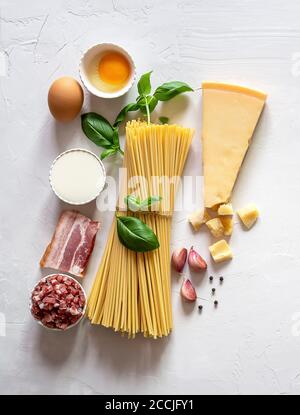 Ingredienti freschi crudi per la pasta tradizionale italiana Carbonara. Foto Stock