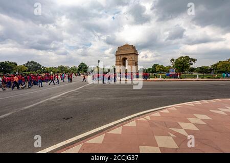 Studenti e turisti intorno al famoso India Gate monumento in Nuova Delhi Foto Stock