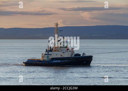 Il Tung svitzer avon in uscita per raccogliere il RoRo Fargo Foto Stock