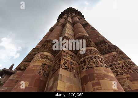 Una vista ravvicinata dell'imponente monumento Qutb Minar A Nuova Delhi Foto Stock