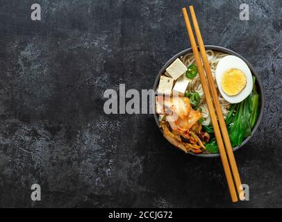 Ramen vegetariano di noodle con tofu e kimchi Foto Stock