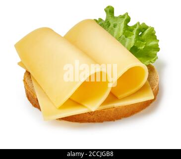 Fette di formaggio con insalata a foglia su pezzo di pane. Sandwich isolato su sfondo bianco. Foto Stock