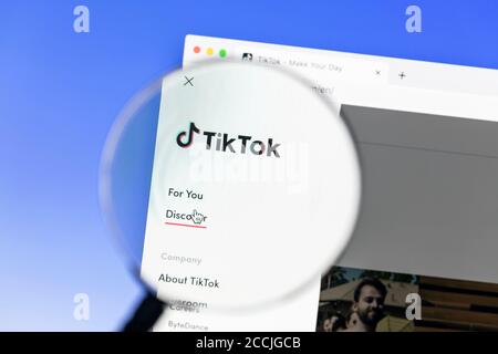Ostersund, Svezia - 23 agosto 2020: Primo piano della homepage di TikTok sotto una lente d'ingrandimento. TikTok è un servizio di social network cinese per la condivisione di video Foto Stock