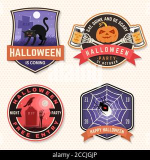 Halloween Beer party patch. Badge Halloween retro, pin. Adesivo per logo, stampa, sigillo, timbro. Scaventapasseri con corvo, zucca, scheletro mano con bicchiere di birra magica. Vettore di disegno tipografico-stock. Illustrazione Vettoriale