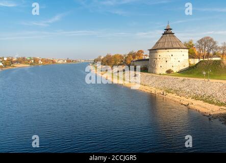 Fortezza Pokrovskaya Torre di Pskov sulla riva del fiume Velikaya, Russia Foto Stock