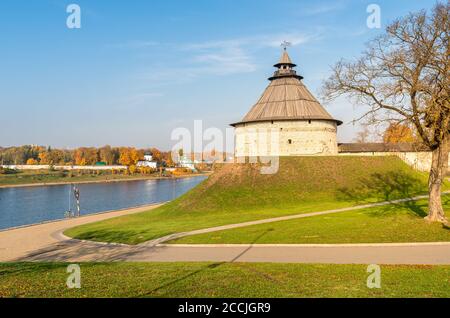 Fortezza Pokrovskaya Torre di Pskov sulla riva del fiume Velikaya, Russia Foto Stock