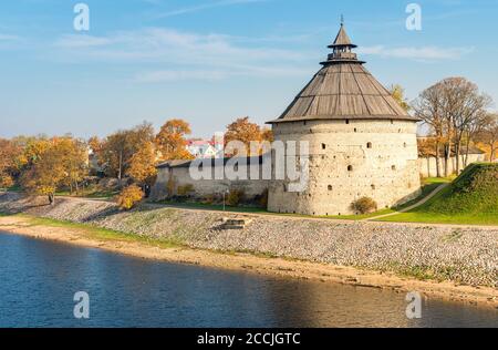 Fortezza Pokrovskaya Torre di Pskov sulla riva del fiume Velikaya, Russia Foto Stock