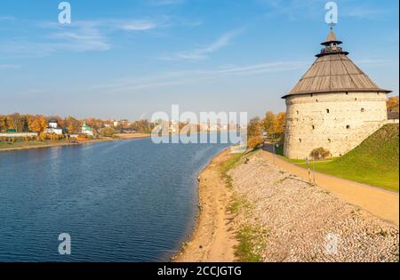 Fortezza Pokrovskaya Torre di Pskov sulla riva del fiume Velikaya, Russia Foto Stock