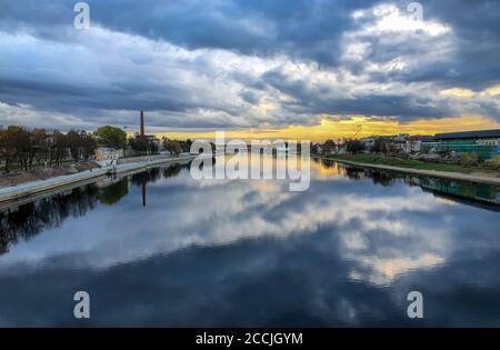 Paesaggio del fiume Velikaya al tramonto con il Monastero di Spaso-Preobrazhensky Mirozhsky del Pskov sullo sfondo, Russia Foto Stock