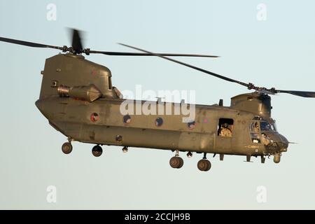 RAF Chinook decolla dall'aeroporto di Wattisham a Suffolk. Foto Stock