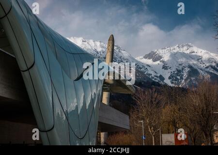 Vista della stazione di Hungerburg di Hungerburgbahn, funicolare ibrida a Innsbruck, Austria. Funicolare che collega il quartiere della città di Hungerburg wit Foto Stock