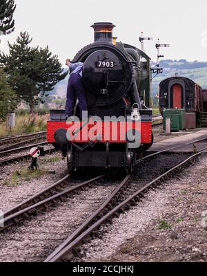 Un ingegnere ispeziona all'interno di una caldaia del treno a vapore sul Gloucestershire Warwickshire Railway Foto Stock