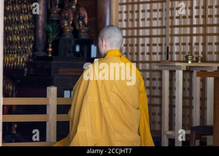Il monaco buddista Shingon prega nel tempio di Mount Koya Koyasan Santuario buddista nella prefettura di Wakayama del Giappone Foto Stock