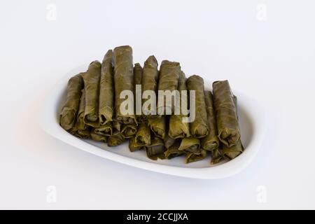 Tradizionale cibo turco farcito con vite umida, foglie d'uva arrotolate Plate. Pronto per mangiare Foto Stock