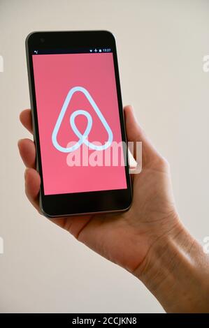 Logo Airbnb visualizzato su un telefono cellulare. Foto Stock