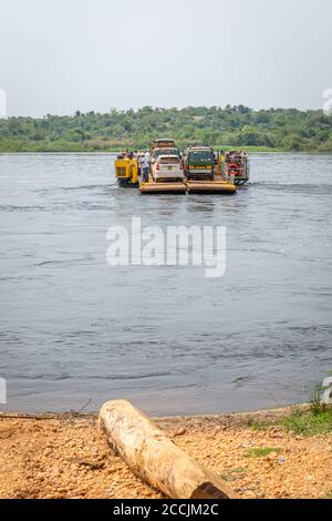 Murchison Falls National Park / Uganda - Febbraio 20 2020: Traghetto che attraversa il Nilo per portare i turisti safari dall'altra parte. Foto Stock