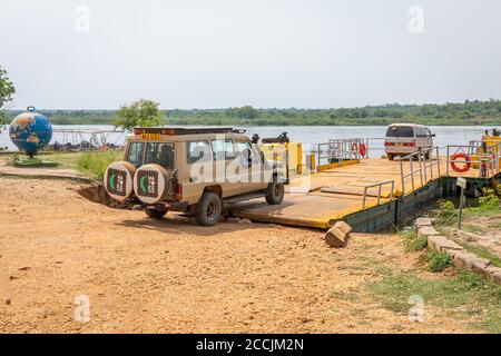 Murchison Falls National Park / Uganda - Febbraio 20 2020: Traghetto che attraversa il Nilo per portare i turisti safari dall'altra parte. Foto Stock